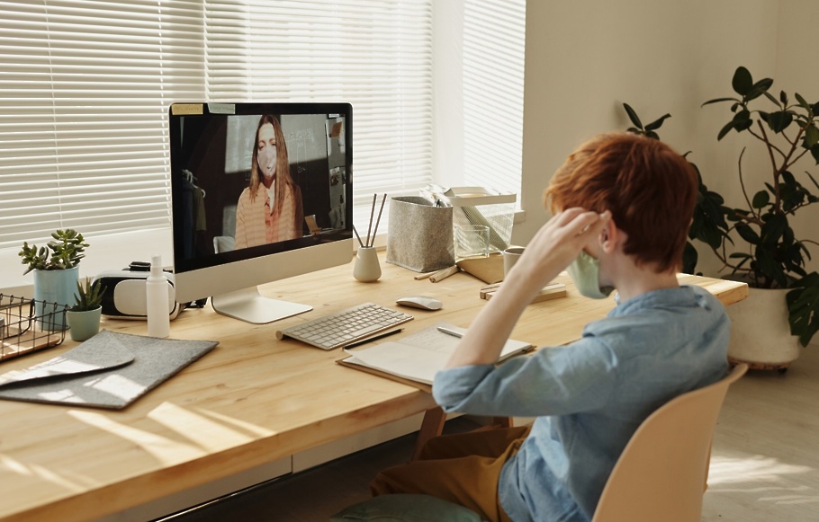 maska covid virus študenti pc zoom